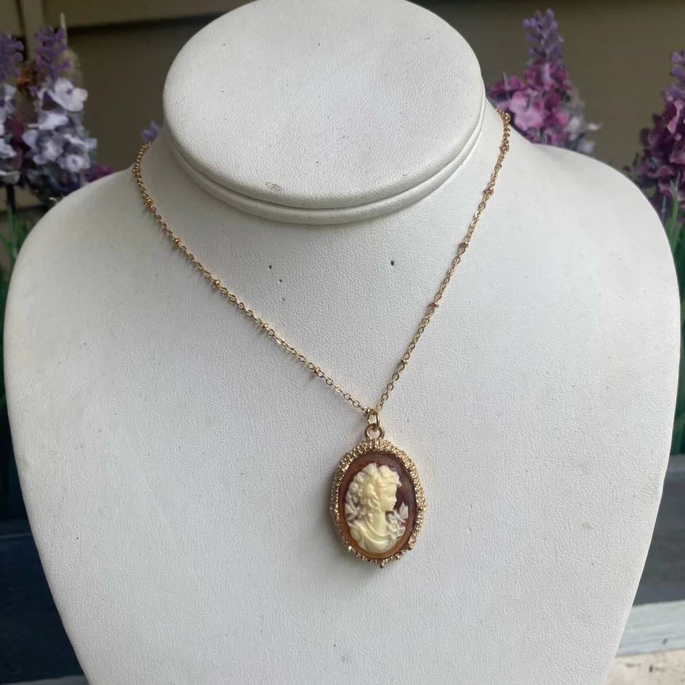 Elegant Gold Cameo Pendant Necklace - Picture 7 of 9